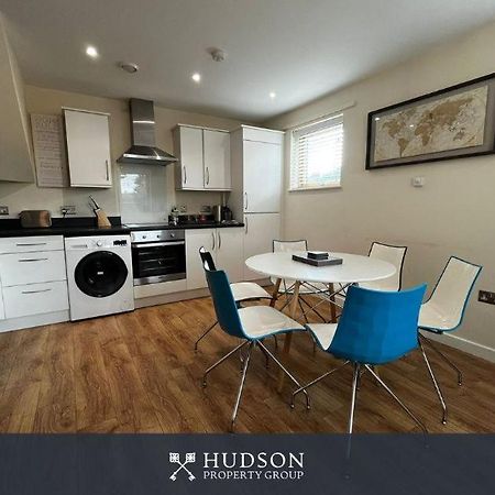 Three Bedroom Townhouse With Parking Telford Exteriör bild