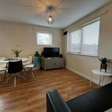 Three Bedroom Townhouse With Parking Telford Exteriör bild