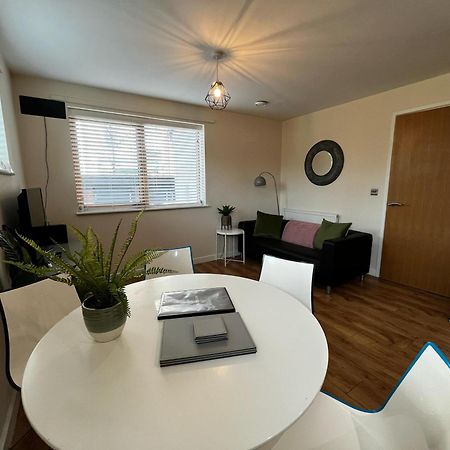 Three Bedroom Townhouse With Parking Telford Exteriör bild