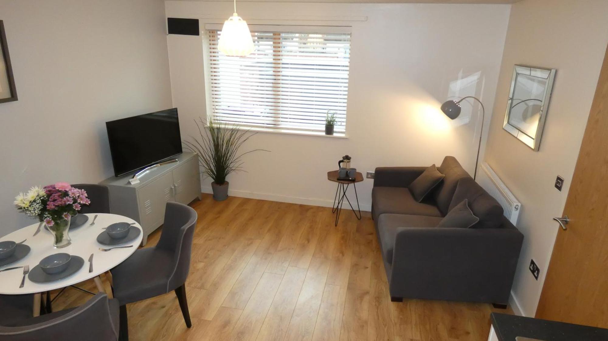 Three Bedroom Townhouse With Parking Telford Rum bild