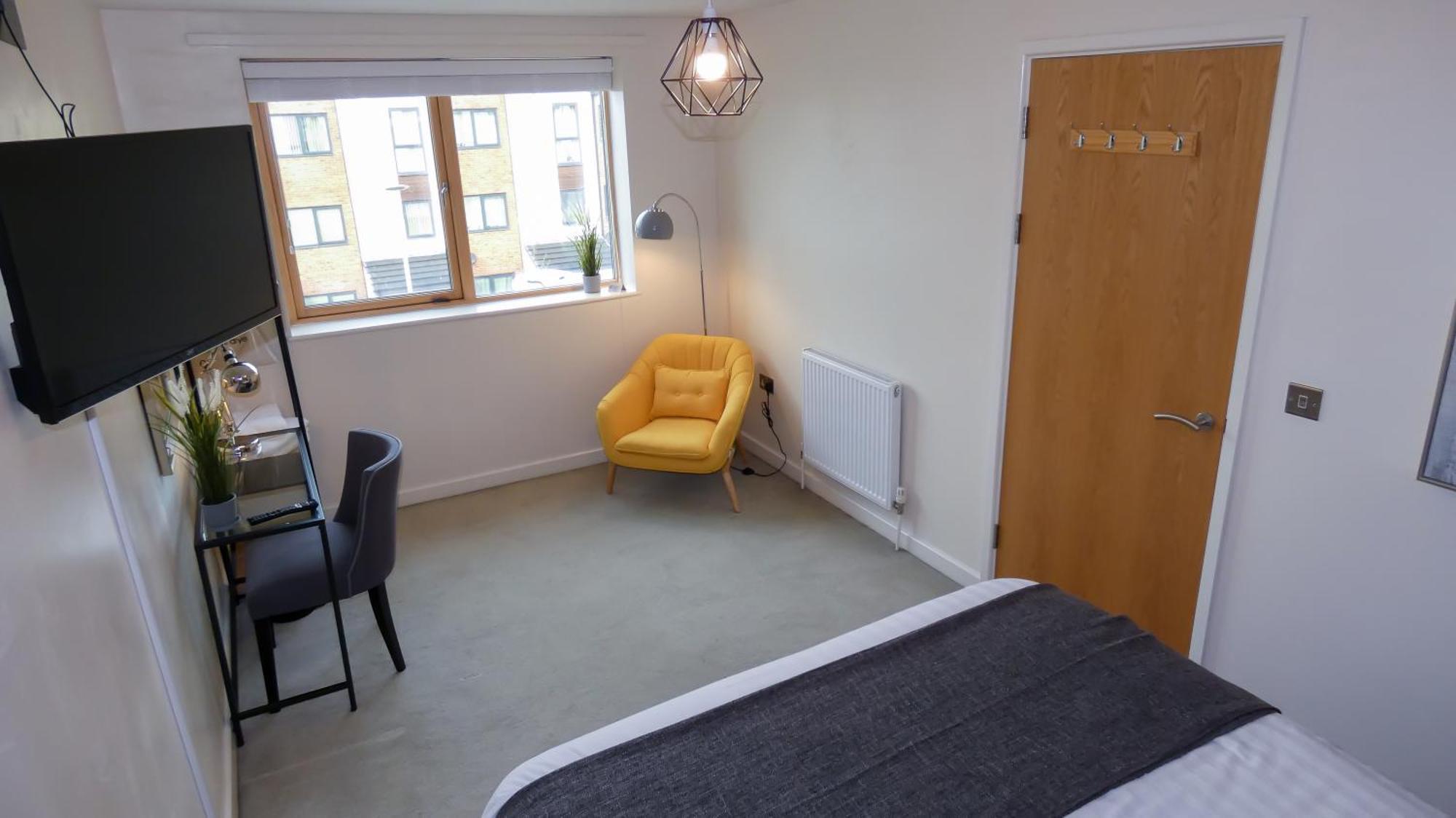 Three Bedroom Townhouse With Parking Telford Rum bild