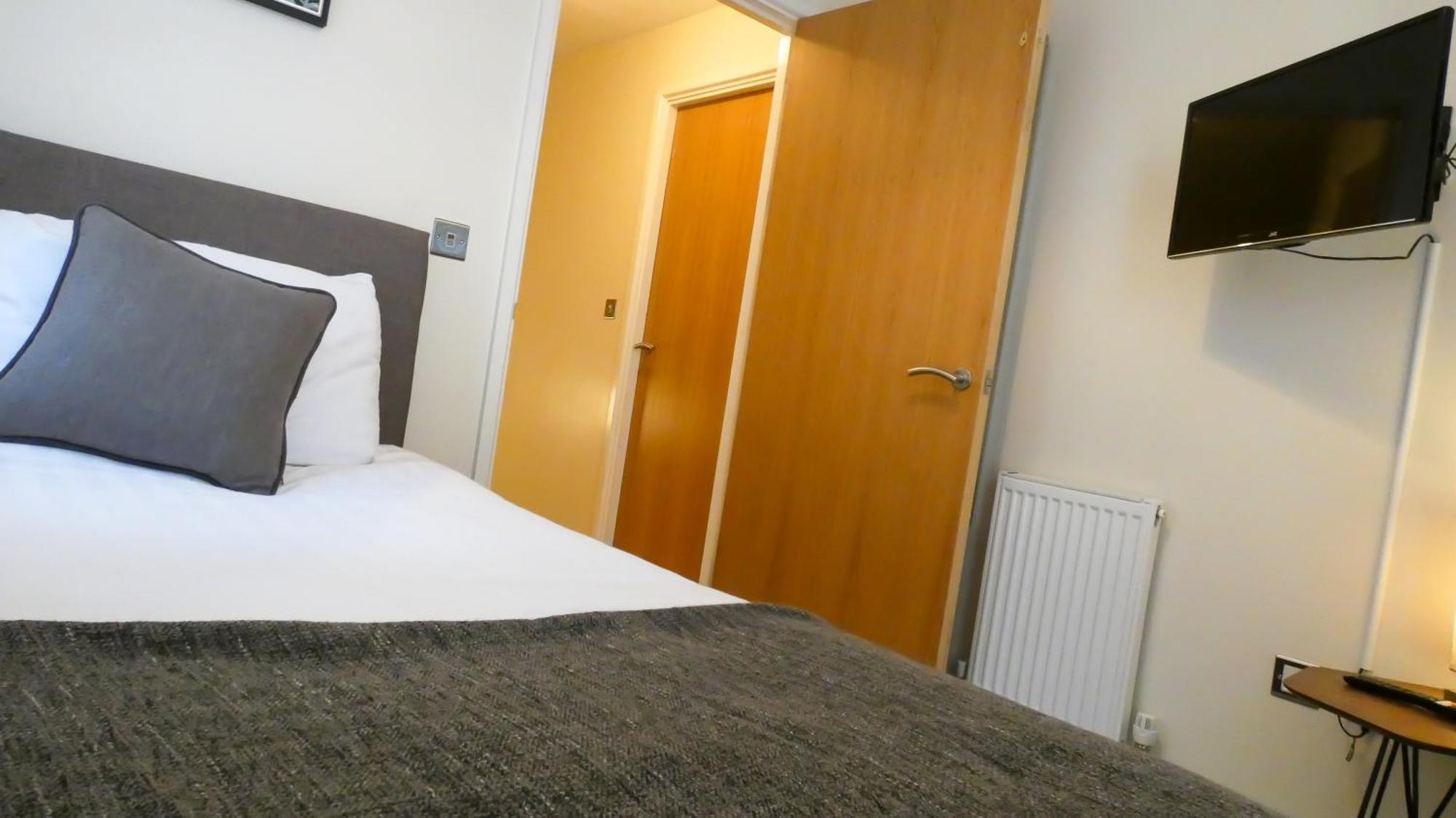 Three Bedroom Townhouse With Parking Telford Rum bild
