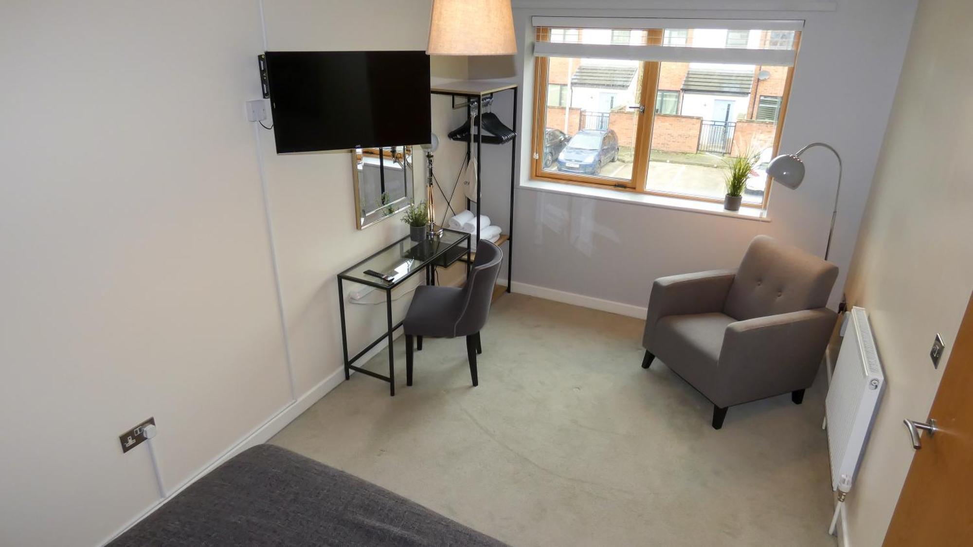Three Bedroom Townhouse With Parking Telford Rum bild