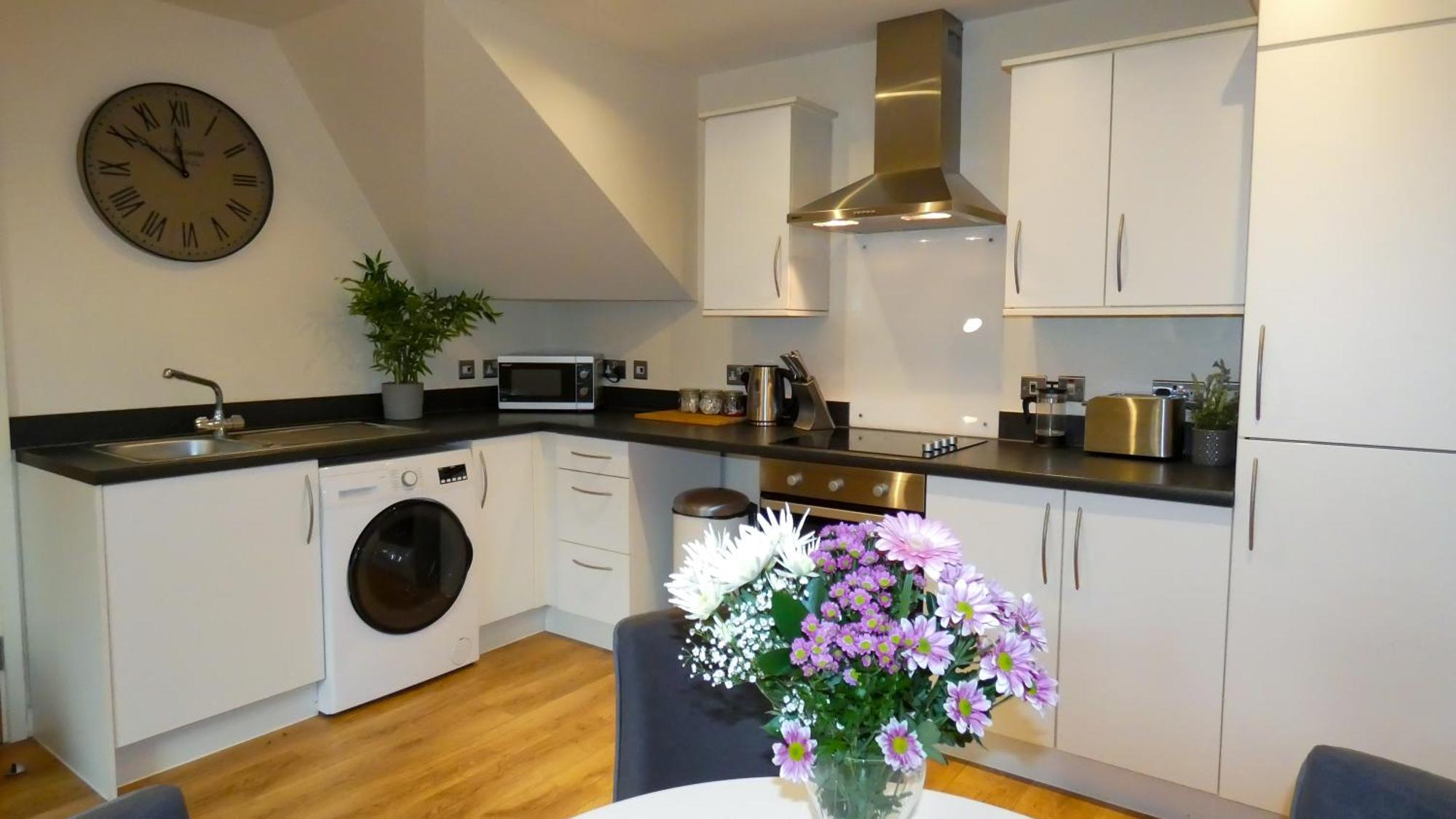 Three Bedroom Townhouse With Parking Telford Rum bild