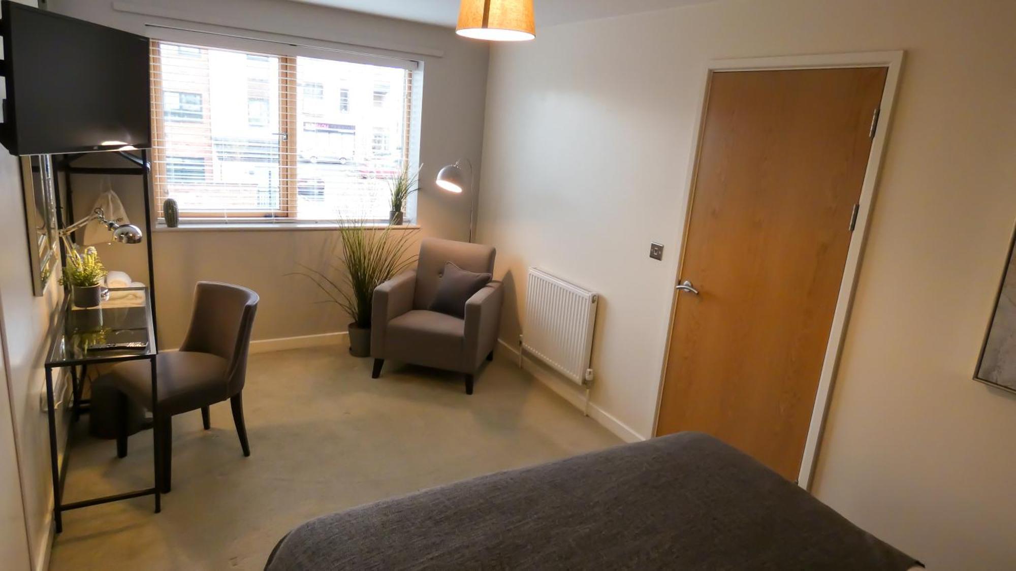 Three Bedroom Townhouse With Parking Telford Rum bild