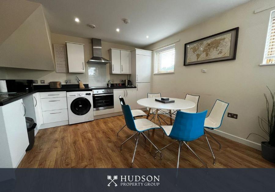 Three Bedroom Townhouse With Parking Telford Exteriör bild