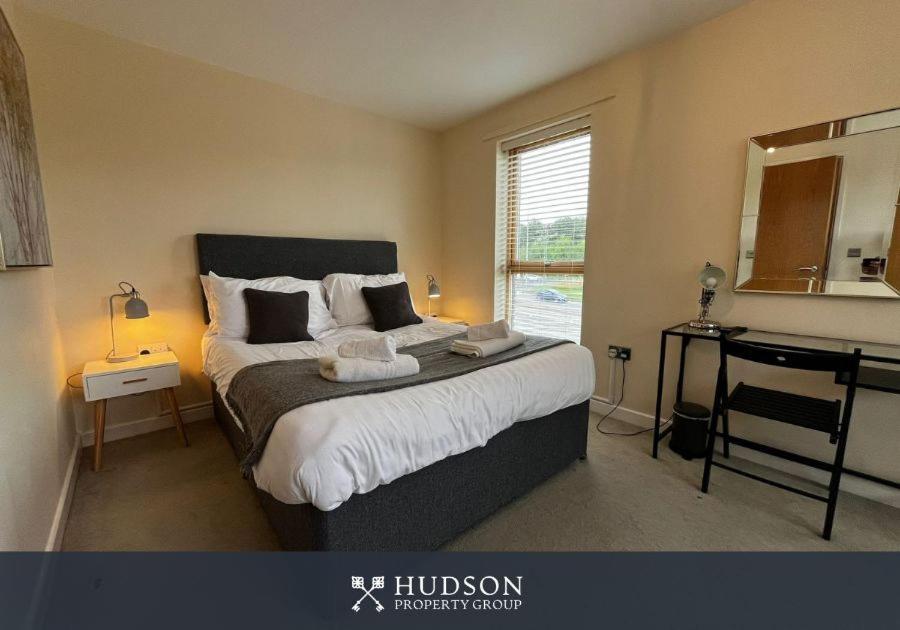 Three Bedroom Townhouse With Parking Telford Exteriör bild
