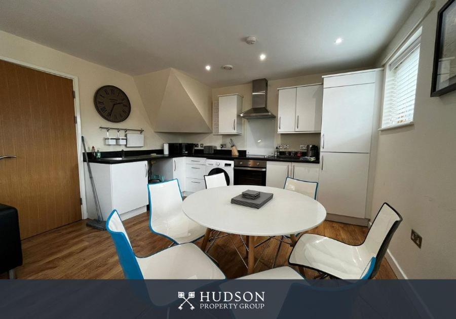 Three Bedroom Townhouse With Parking Telford Exteriör bild