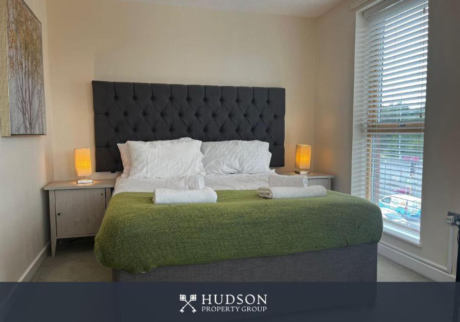 Three Bedroom Townhouse With Parking Telford Exteriör bild