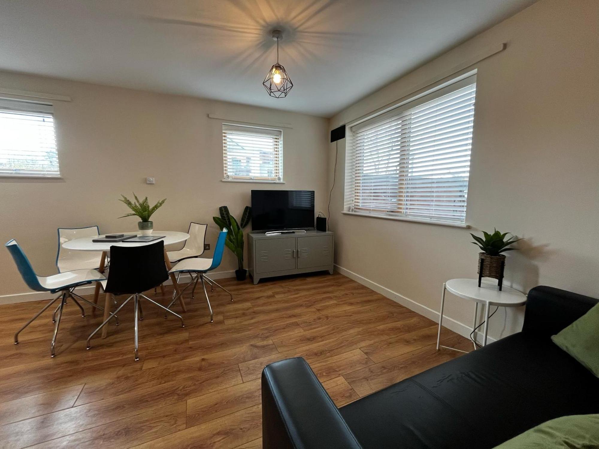 Three Bedroom Townhouse With Parking Telford Exteriör bild