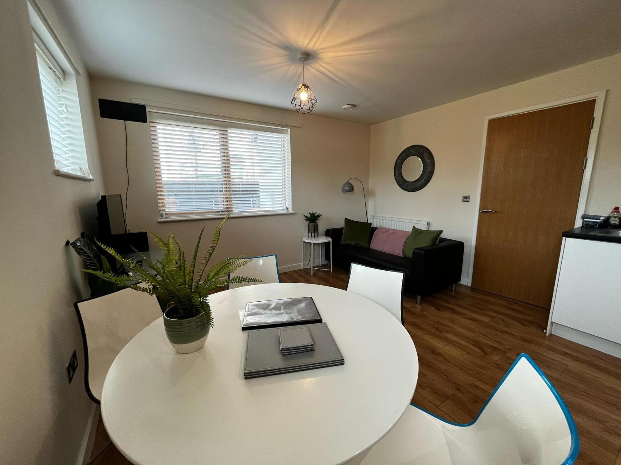 Three Bedroom Townhouse With Parking Telford Exteriör bild