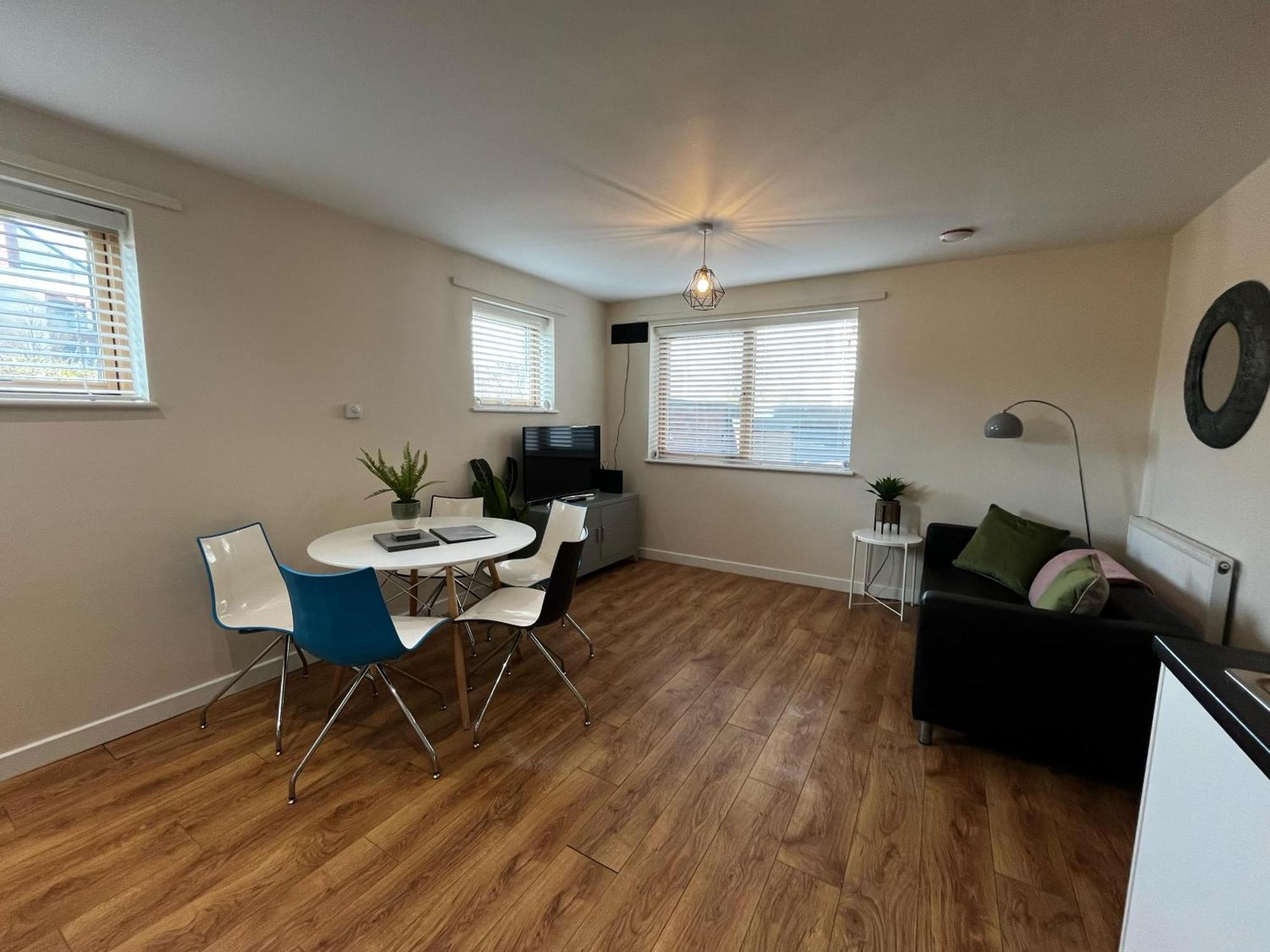 Three Bedroom Townhouse With Parking Telford Exteriör bild