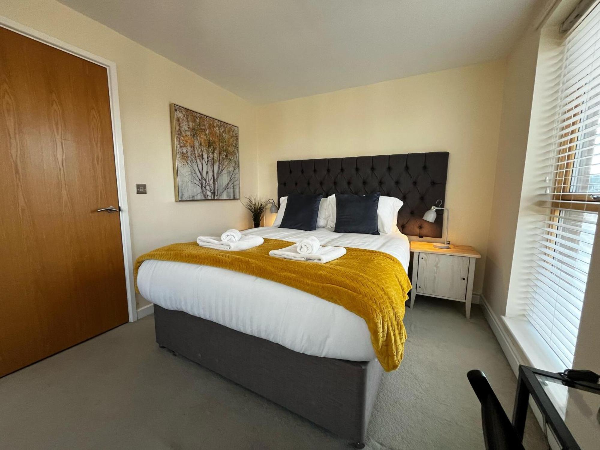 Three Bedroom Townhouse With Parking Telford Exteriör bild