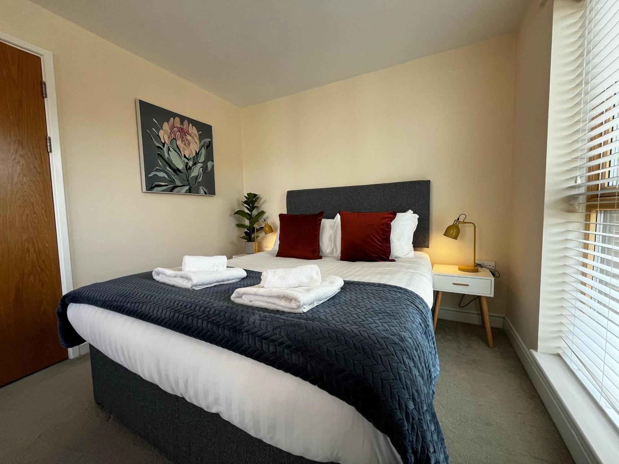 Three Bedroom Townhouse With Parking Telford Exteriör bild