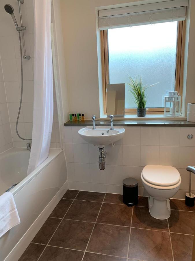 Three Bedroom Townhouse With Parking Telford Exteriör bild