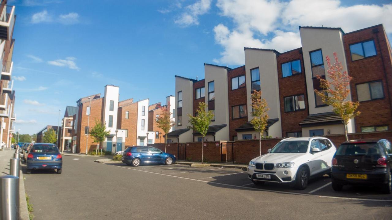 Three Bedroom Townhouse With Parking Telford Exteriör bild